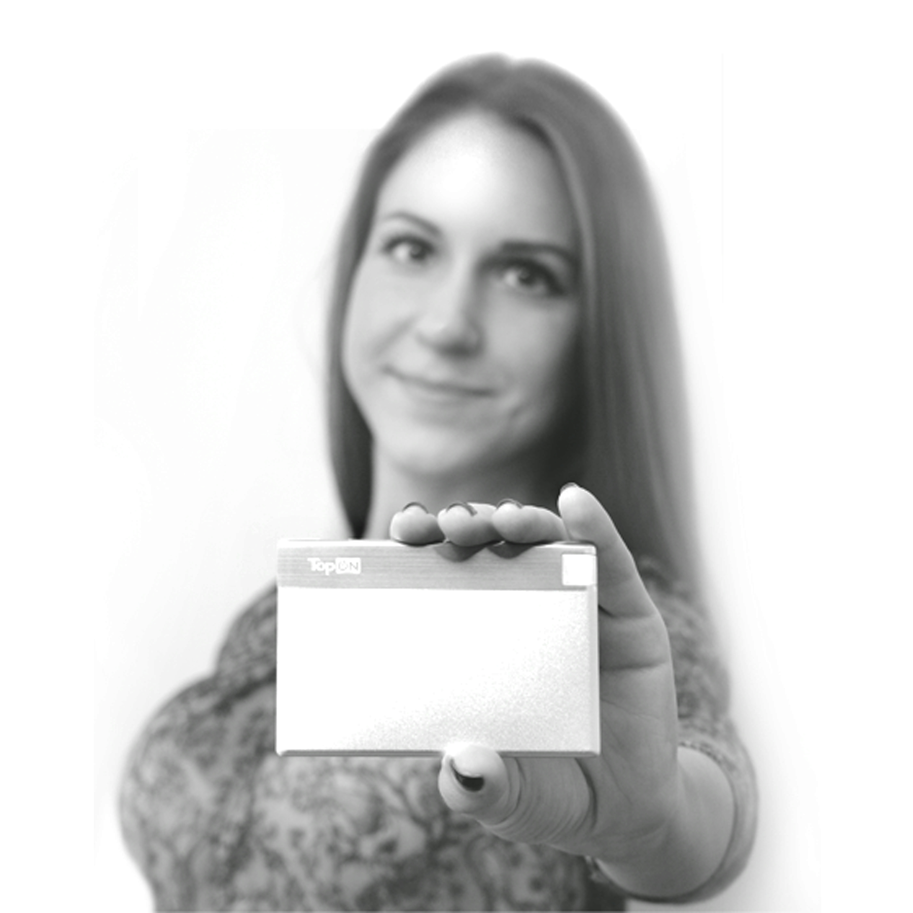 Ультракомпактный внешний аккумулятор 850mAh (3Wh) в форме кредитной карты c micro-USB, для экстренной зарядки портативных устройств. Серебристый.