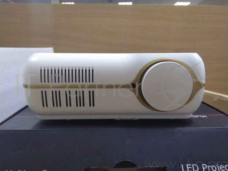 Проектор Keystone led projector home theatre (421-58952762). 1280х800. 16: 10 / 16: 9 / 4:3. 4200 лм. HDMI, USB, VGA, АV, IN, RCA, аудиовход, TV. 210 ВТ. Audio OUT, Bluetooth 4.0 выход.