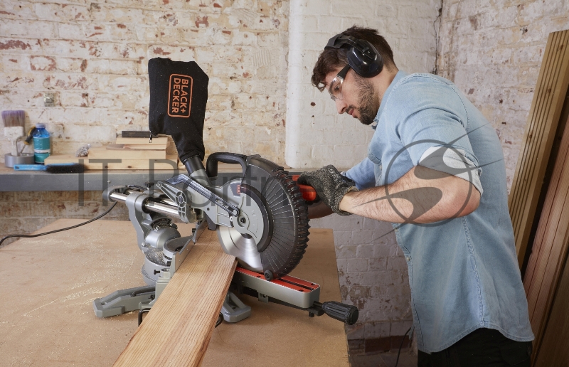 Торцовочная пила Black+Decker BDKITBES7002D 1600Вт 4800об/мин d=216мм