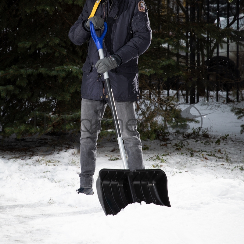 Лопата для уборки снега пластиковая, 540х375х1520 мм, стальной черенок,стальная планка// Palisad